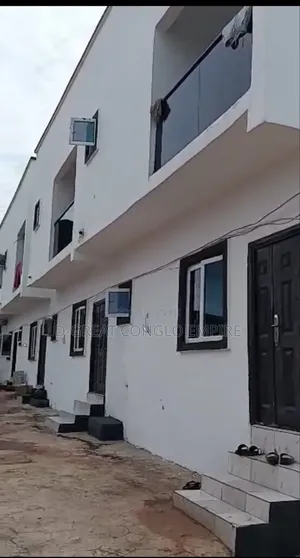 16bdrm Block of Flats in Nwawolor Market Axis, Oshimili South for sale