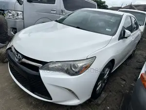 Toyota Camry SE 4dr Sedan (2.5L 4cyl 6A) 2016 White
