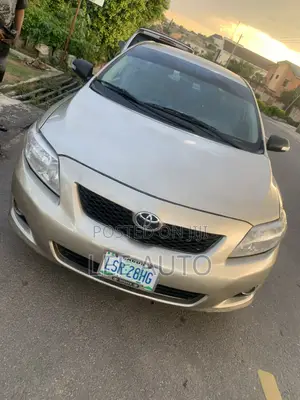 Toyota Corolla LE 4dr Sedan (1.8L 4cyl 4A) 2010 Gold