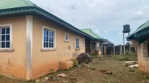 8bdrm Bungalow in Evbukhun Community, Ikpoba-Okha for sale