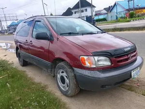 Toyota Sienna 1999 Red