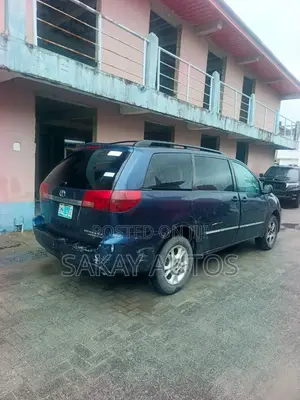 Toyota Sienna 2005 Blue