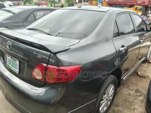 Toyota Corolla Base 4dr Sedan (1.8L 4cyl 5M) 2010 Gray
