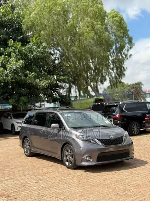 Toyota Sienna SE Premium 8-Passenger 4dr Minivan (3.5L 6cyl 6A) 2015