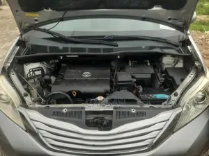 Toyota Sienna 2011 Silver