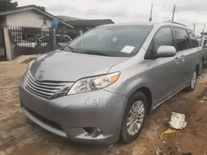 Toyota Sienna 2011 Silver