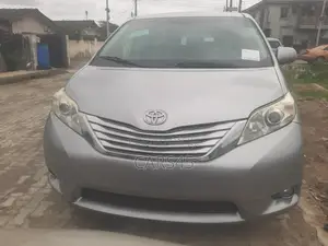 Toyota Sienna 2011 Silver