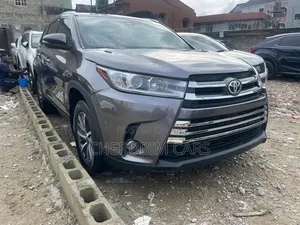 Toyota Highlander XLE 4x4 V6 (3.5L 6cyl 8A) 2018 Gray