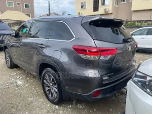 Toyota Highlander XLE 4x4 V6 (3.5L 6cyl 8A) 2018 Gray