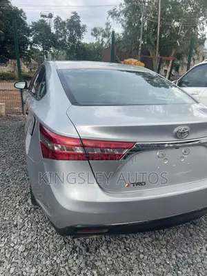 Toyota Avalon XLE Premium Sedan FWD (3.5L 6cyl 6A) 2013 White