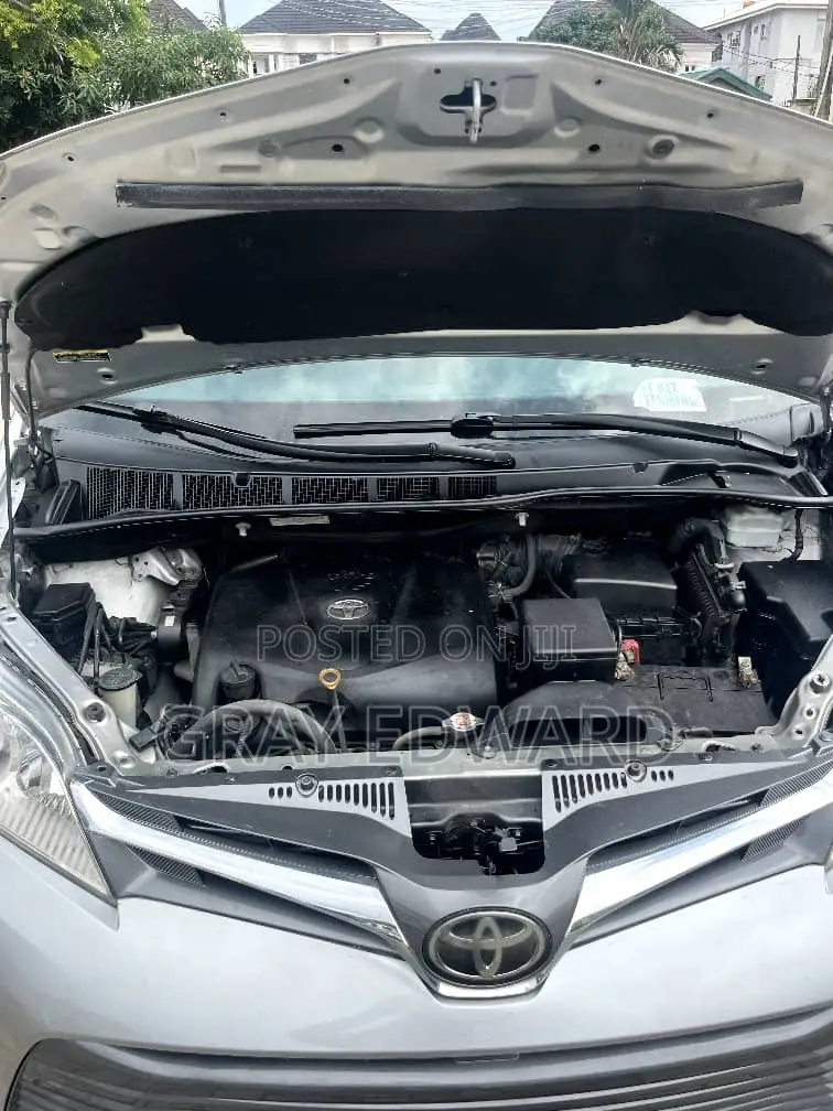 Toyota Sienna 2019 Silver