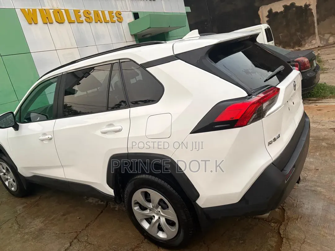 Toyota RAV4 2021 White