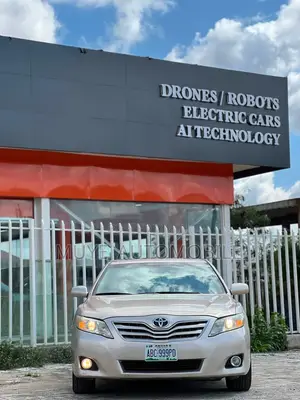 Toyota Camry LE 4dr Sedan (2.5L 4cyl 6A) 2011 Gold