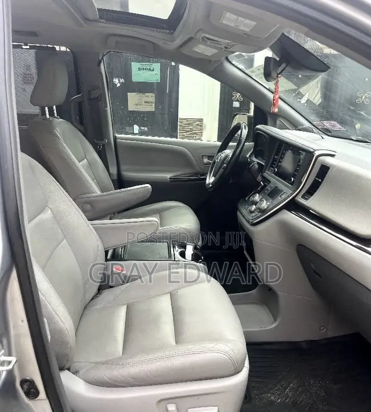 Toyota Sienna 2019 Silver