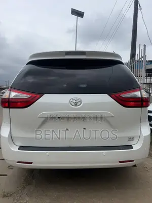 Toyota Sienna XLE Premium 7 Passenger (3.5L 6cyl 8A) 2017 White