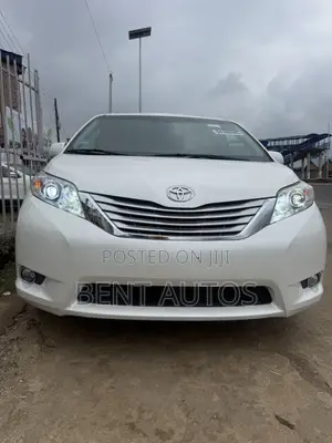 Toyota Sienna XLE Premium 7 Passenger (3.5L 6cyl 8A) 2017 White