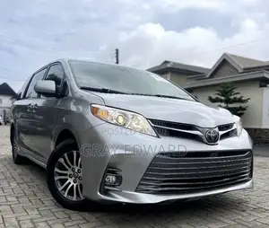 Toyota Sienna 2019 Silver