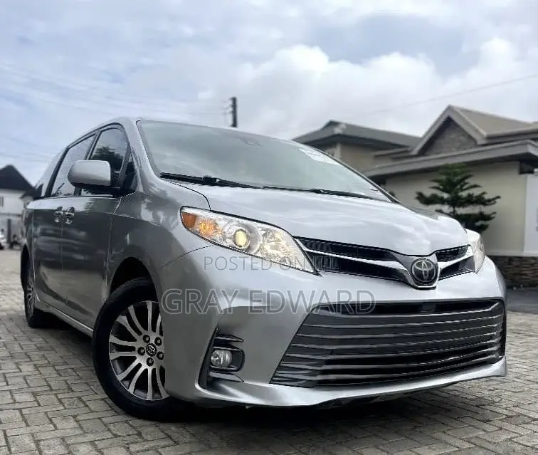 Toyota Sienna 2019 Silver