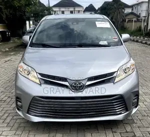 Toyota Sienna 2019 Silver