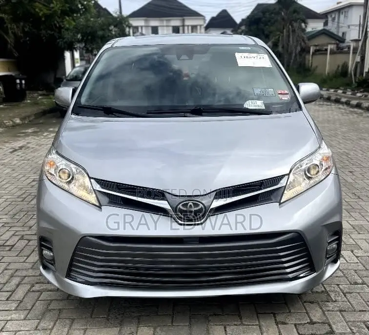 Toyota Sienna 2019 Silver