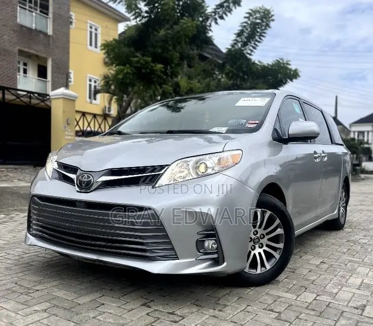 Toyota Sienna 2019 Silver