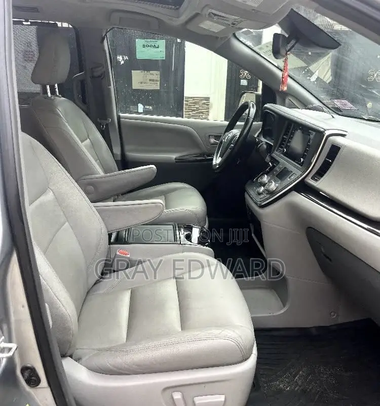 Toyota Sienna 2019 Silver
