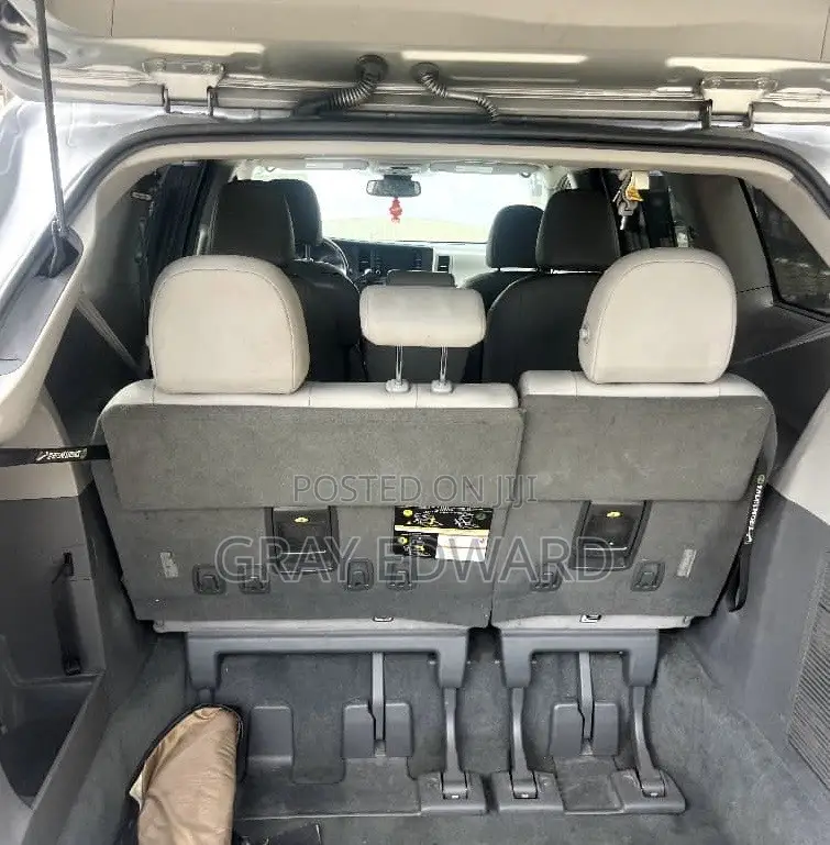 Toyota Sienna 2019 Silver