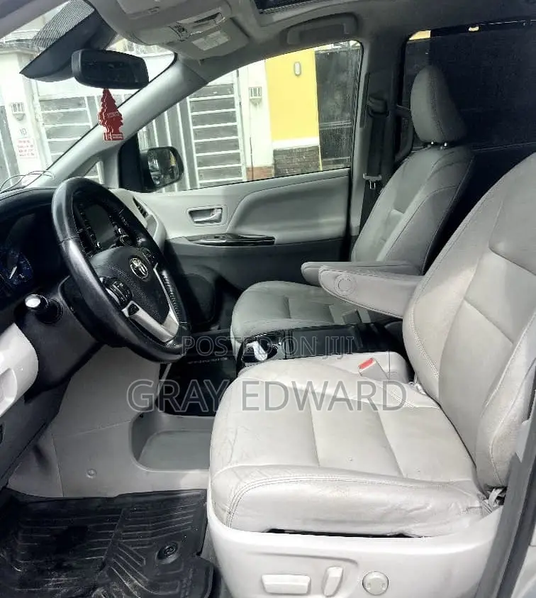 Toyota Sienna 2019 Silver