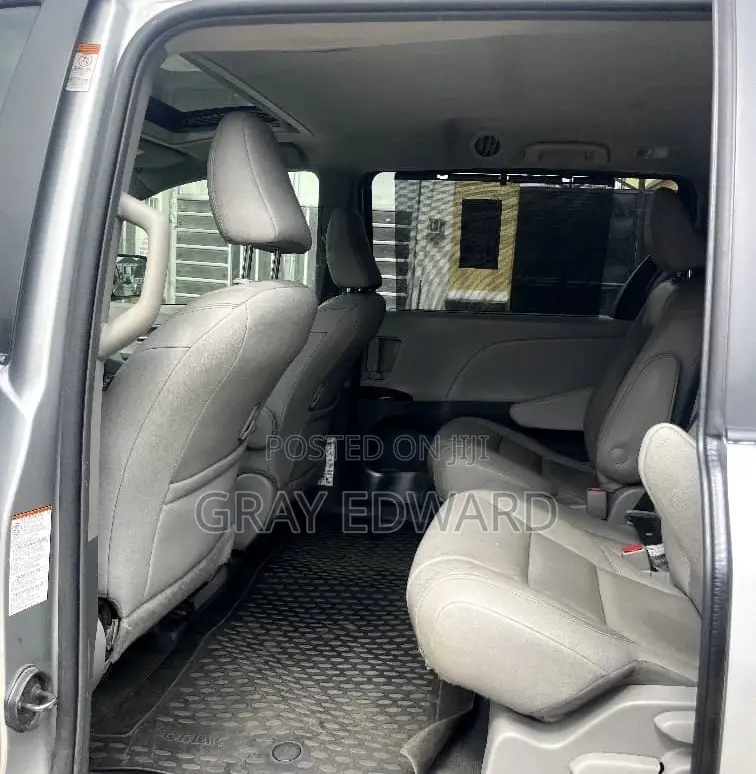 Toyota Sienna 2019 Silver