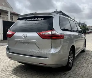 Toyota Sienna 2019 Silver