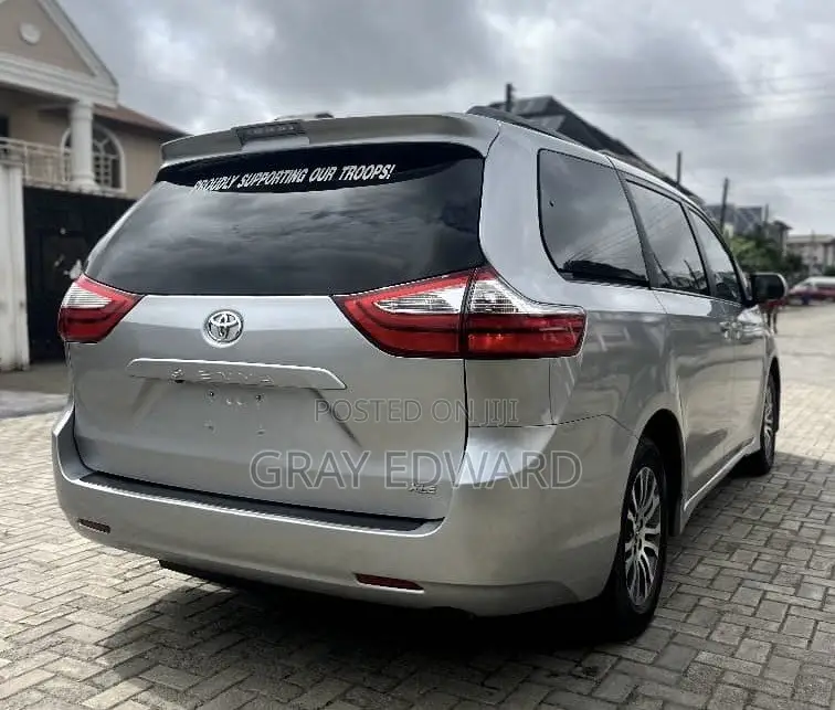 Toyota Sienna 2019 Silver