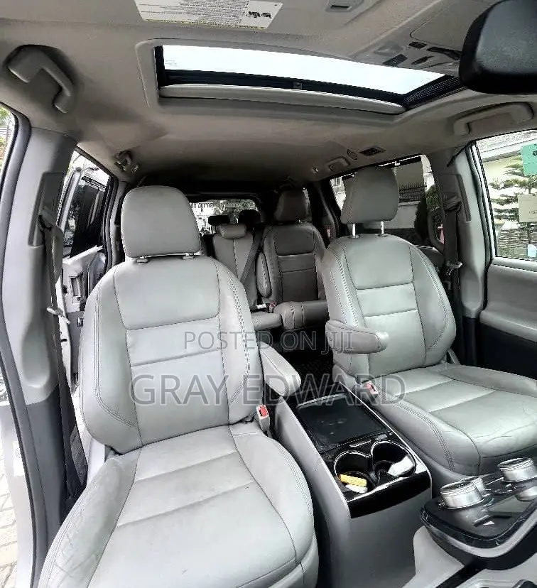 Toyota Sienna 2019 Silver
