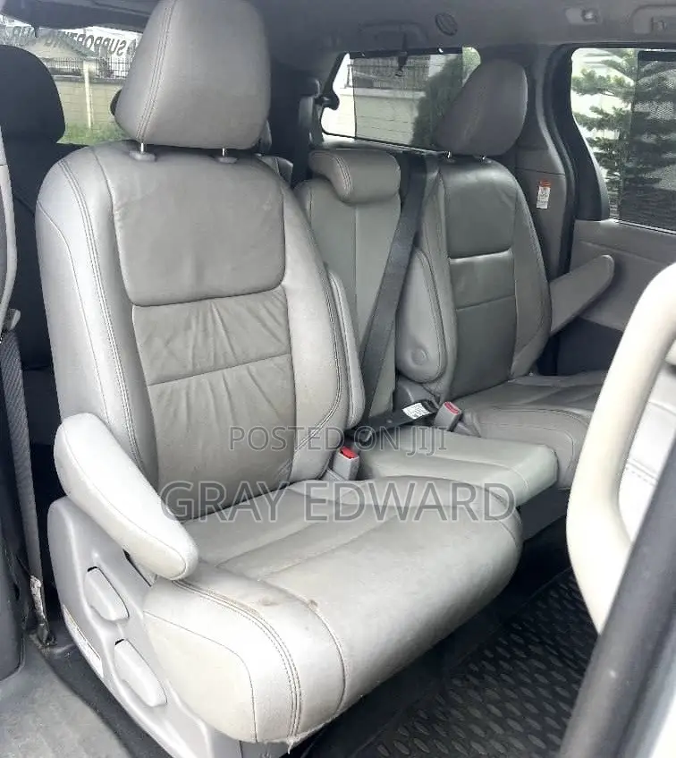 Toyota Sienna 2019 Silver