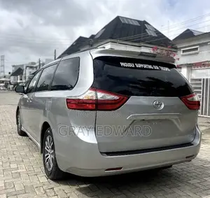 Toyota Sienna 2019 Silver
