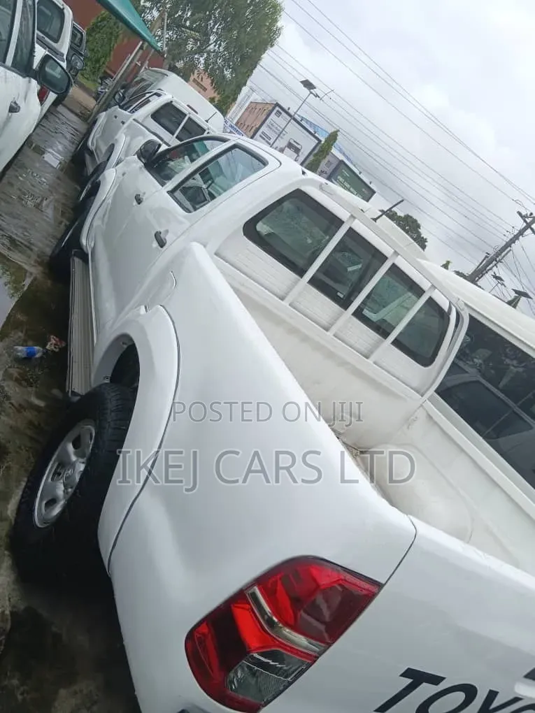 Toyota Hilux 2010 White