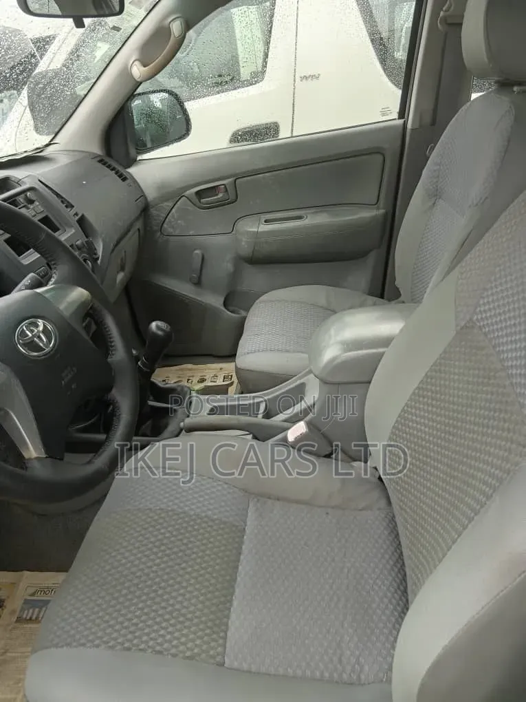 Toyota Hilux 2010 White