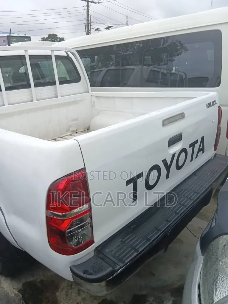 Toyota Hilux 2010 White