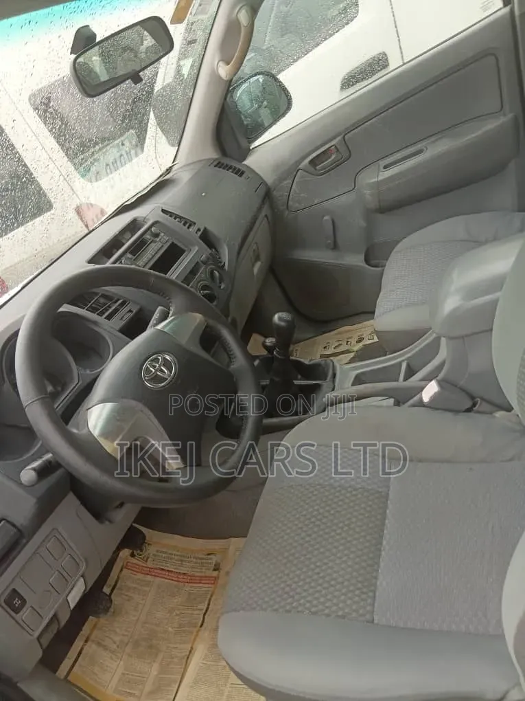 Toyota Hilux 2010 White
