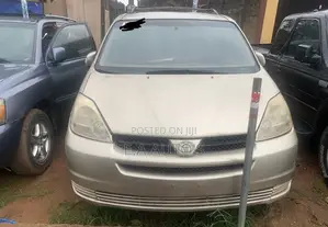 Toyota Sienna 2004 Gold