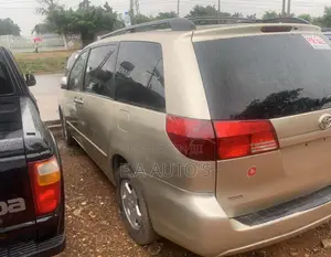 Toyota Sienna 2004 Gold