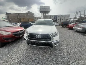 Toyota Hilux 2022 White