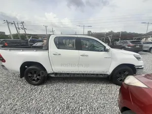 Toyota Hilux 2022 White