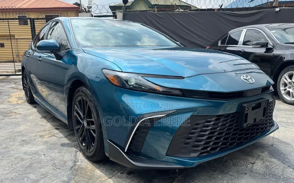 Toyota Camry SE 2025 Blue