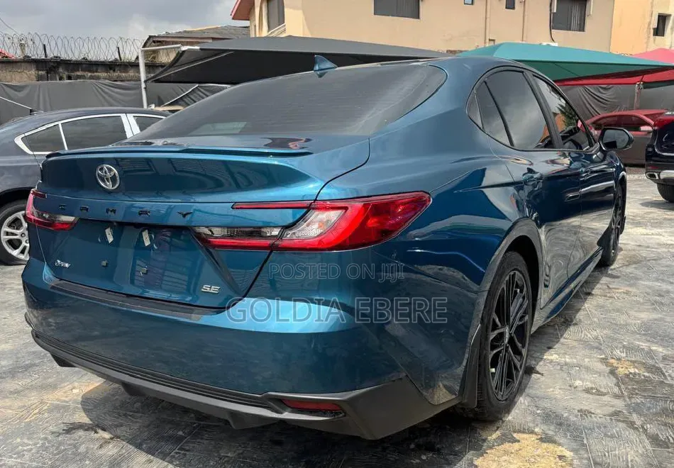 Toyota Camry SE 2025 Blue