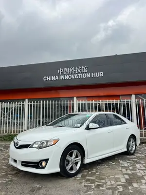 Toyota Camry SE 4dr Sedan (2.5L 4cyl 6A) 2014 White