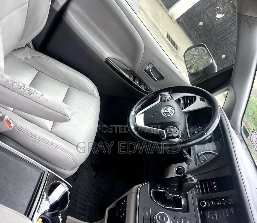 Toyota Sienna 2019 Silver