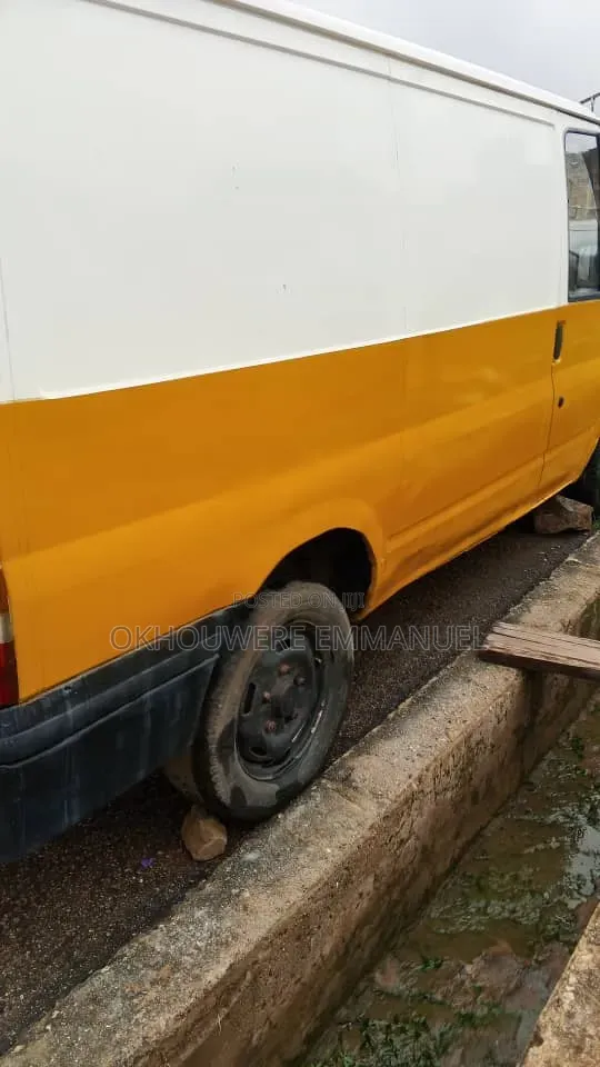 Ford Transit Connect 2005 Yellow