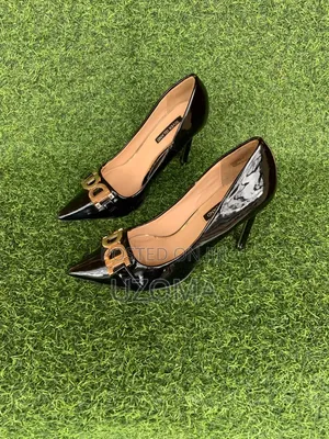 Elegant Black Pointed-Toe High Heels – Sophisticated Timeless.