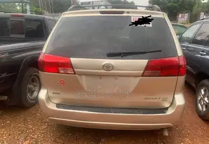 Toyota Sienna 2004 Gold