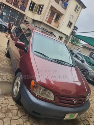 Toyota Sienna 2002 Red